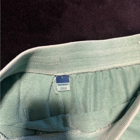 Old Navy Green Women's Sweat Shorts - Picture 3 of 5